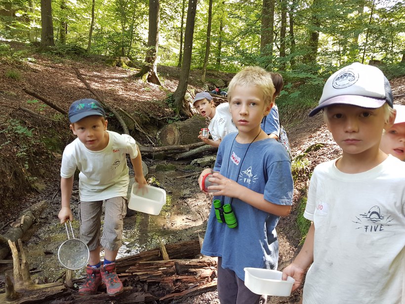 Kinder am Bach